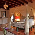 Antigua Villa Santa Monica